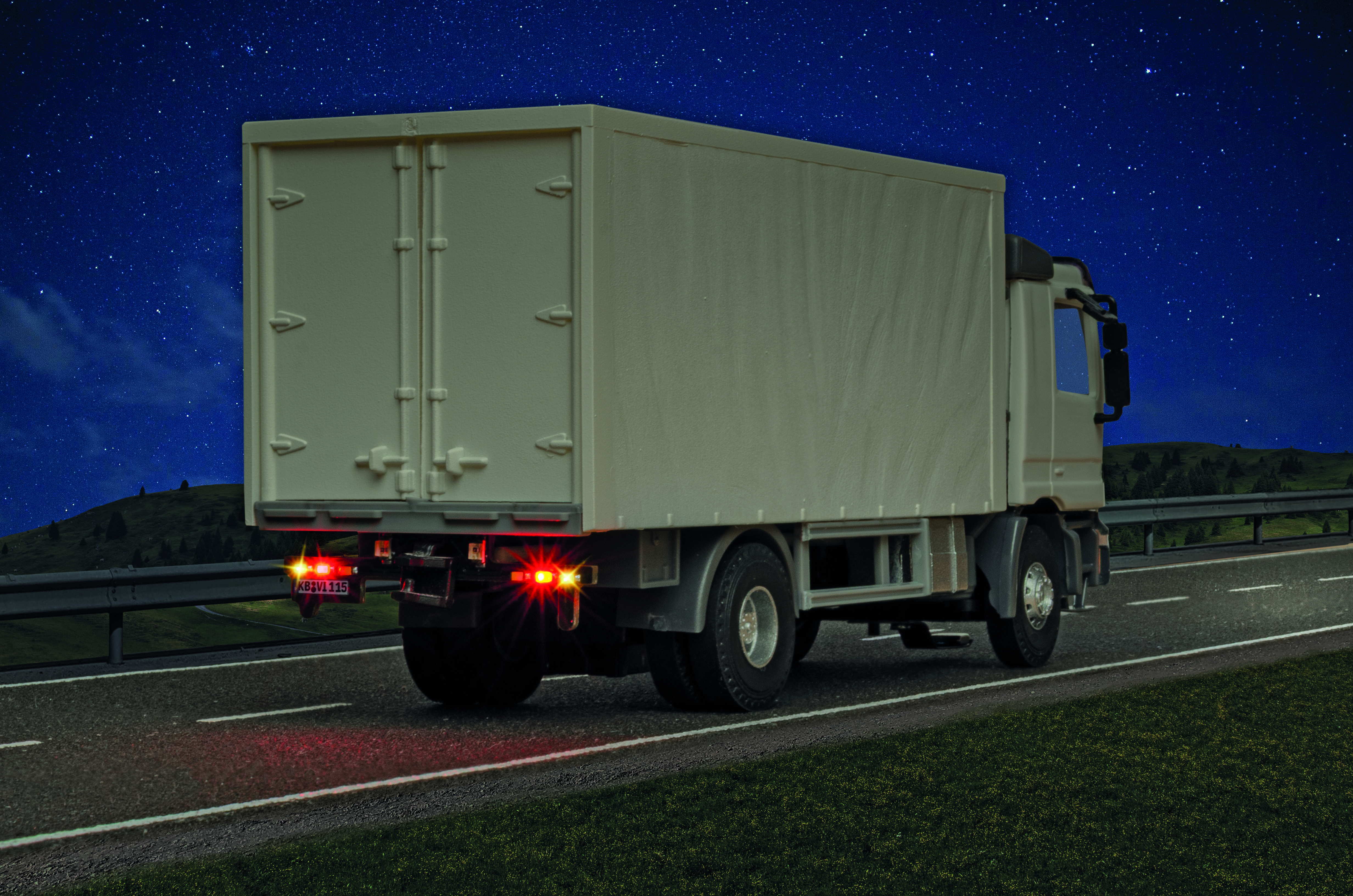 Viessmann 8115 - H0 MB ACTROS 2-achs Koffer