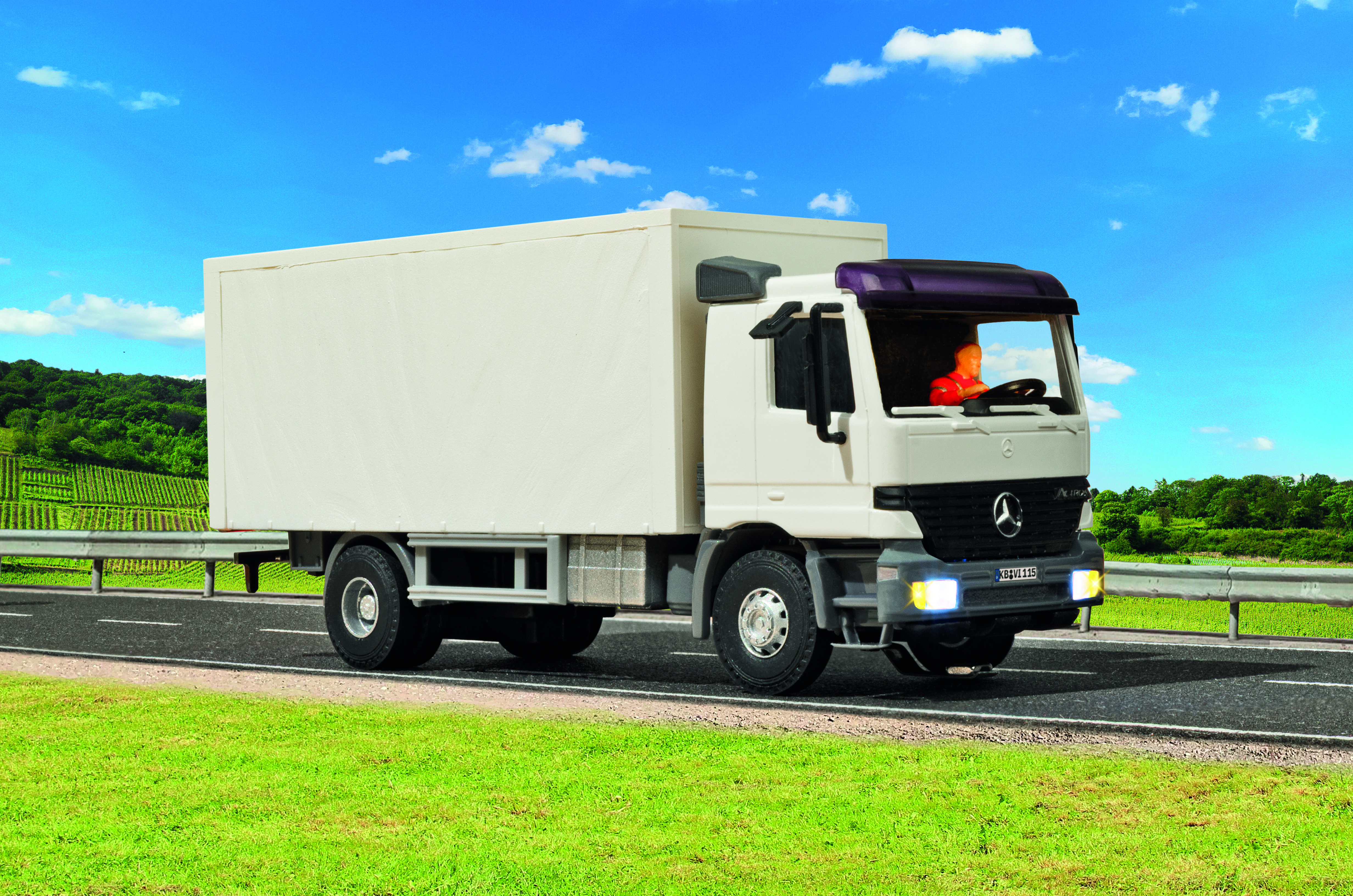 Viessmann 8115 - H0 MB ACTROS 2-achs Koffer