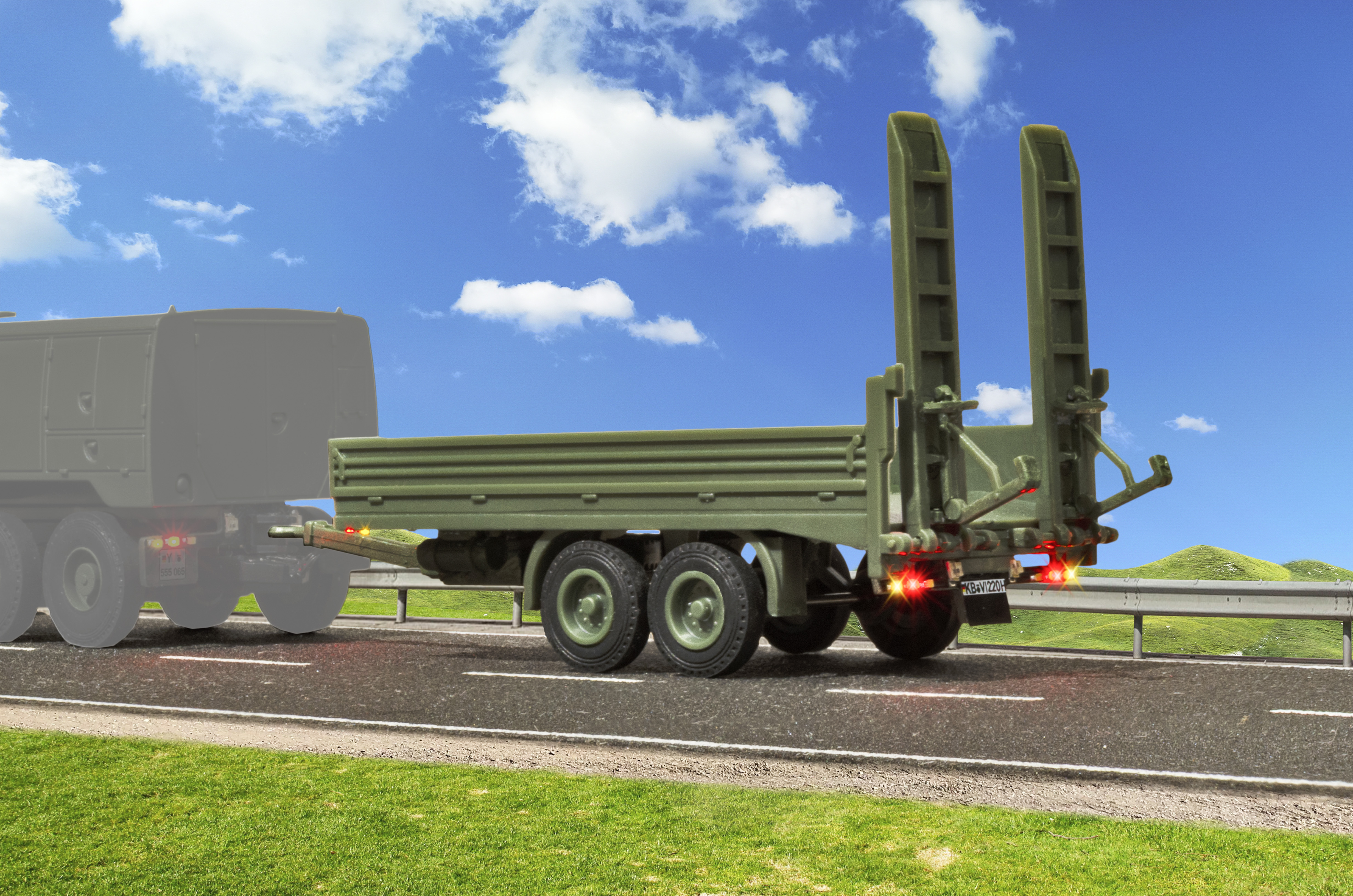 Viessmann 8220 - H0 Tandem Tieflader, Militär