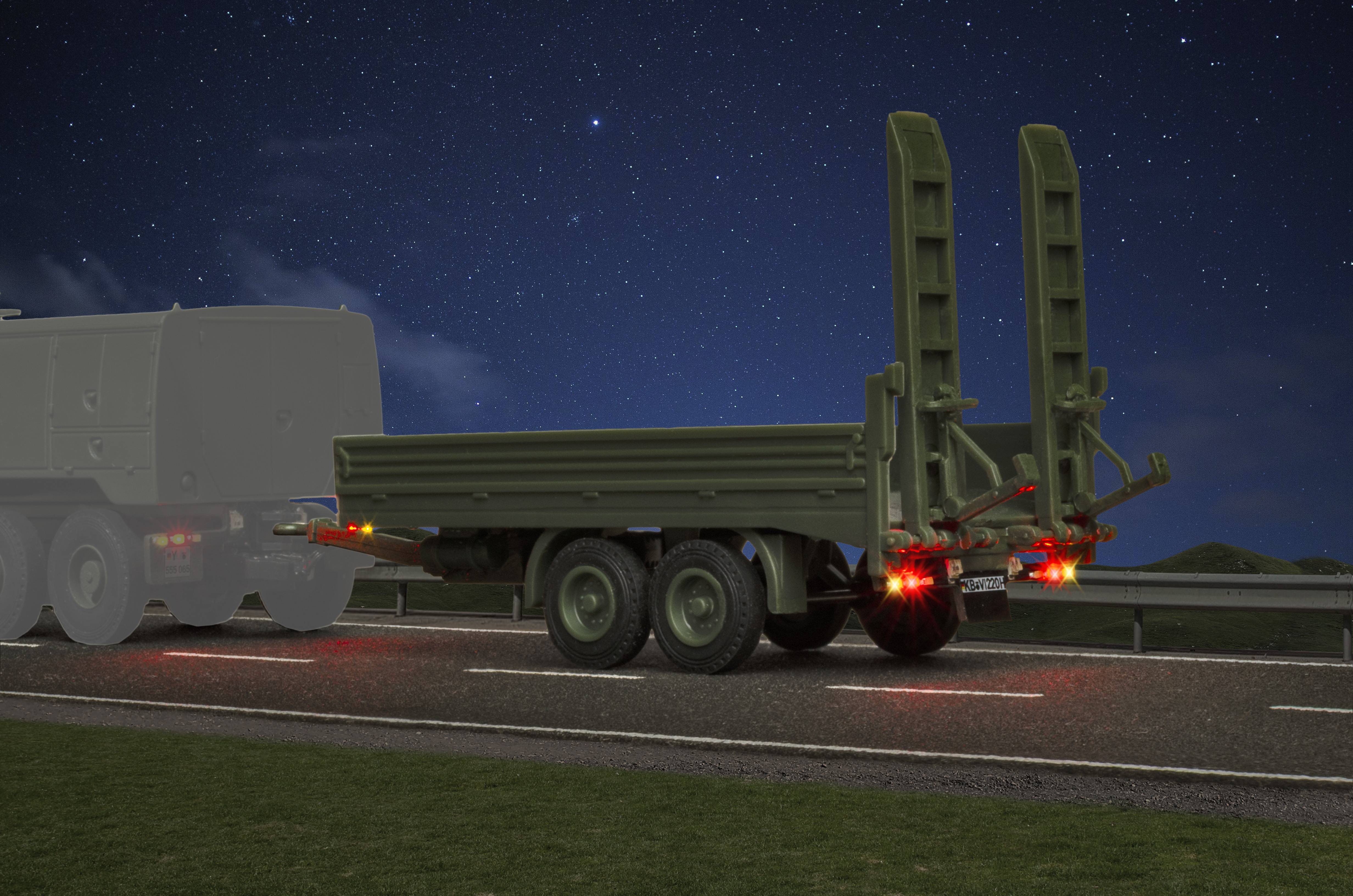 Viessmann 8220 - H0 Tandem Tieflader, Militär
