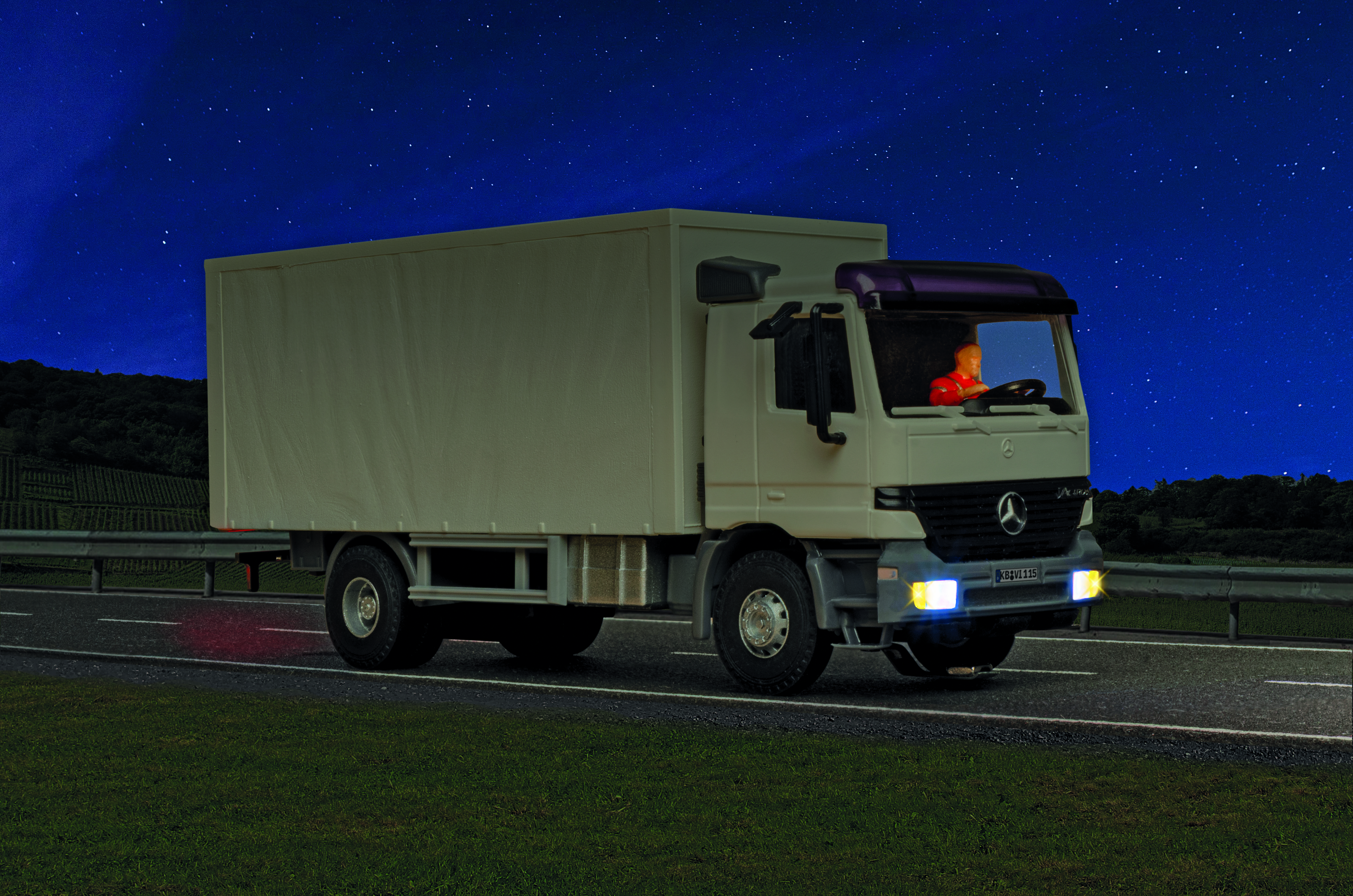Viessmann 8115 - H0 MB ACTROS 2-achs Koffer