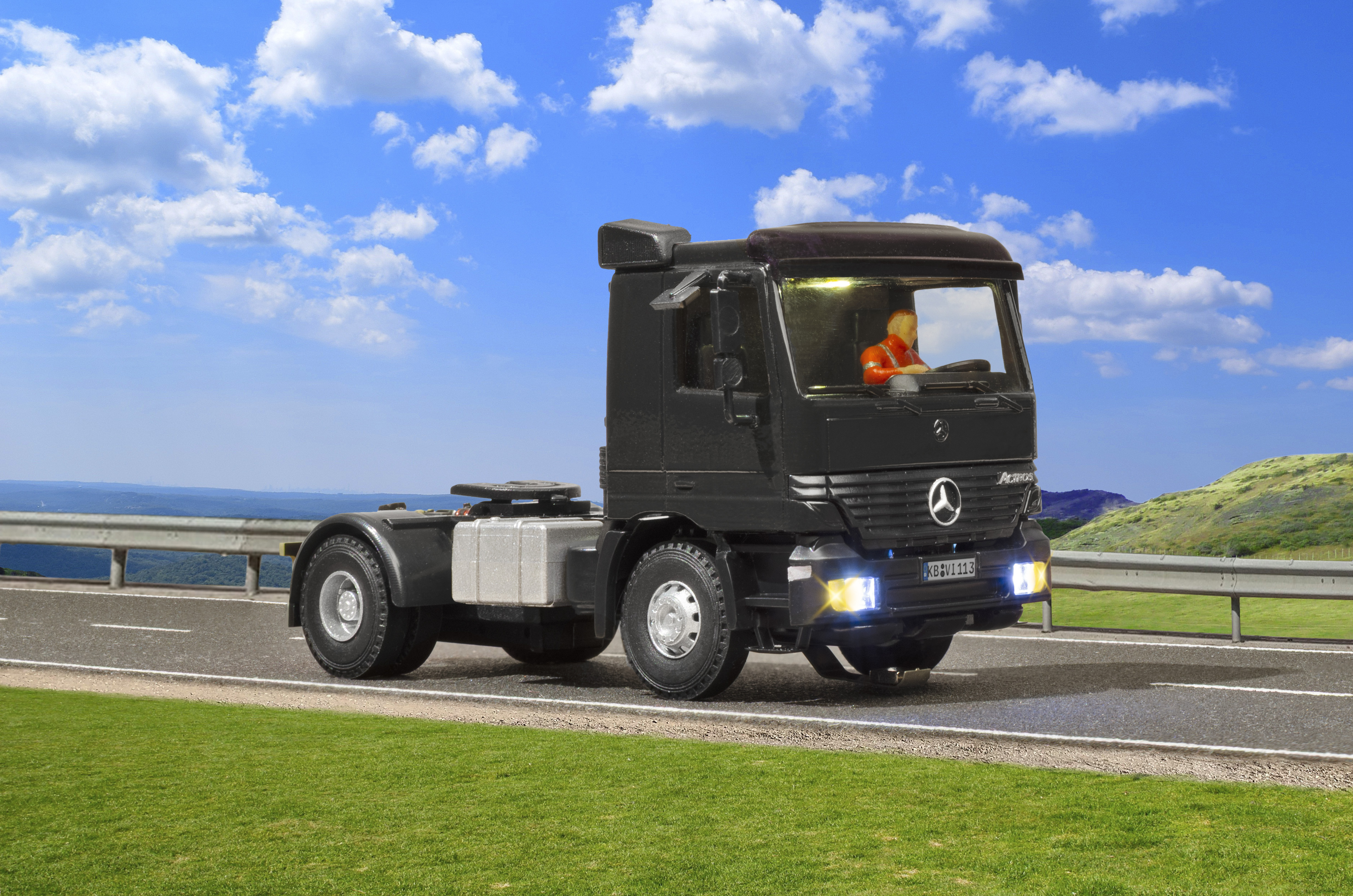Viessmann 8113 - H0 MB ACTROS 2-achs Sattelsch