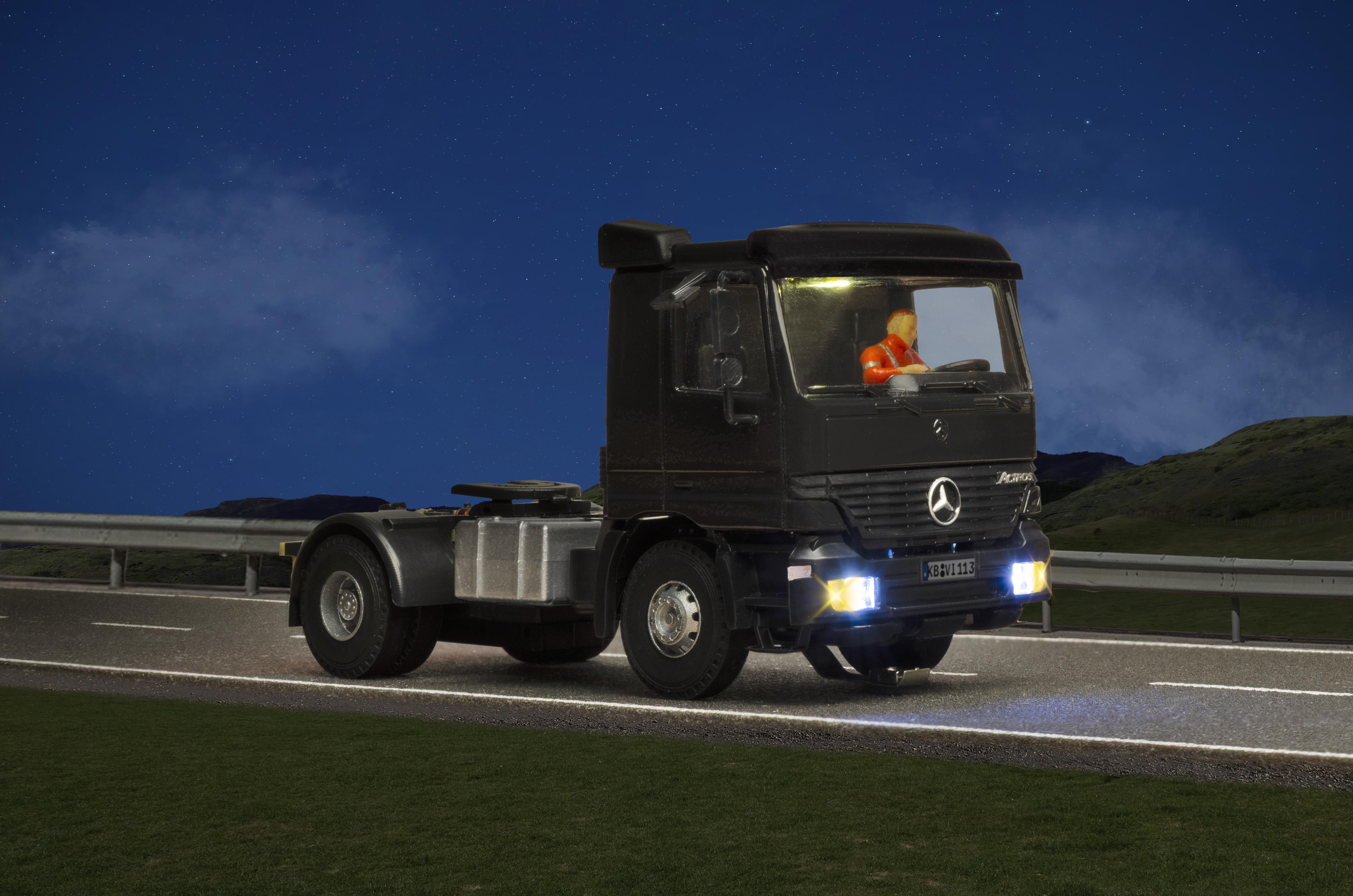 Viessmann 8113 - H0 MB ACTROS 2-achs Sattelsch